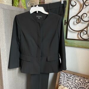 Black 2-piece suit with 2 pockets and a button-up design